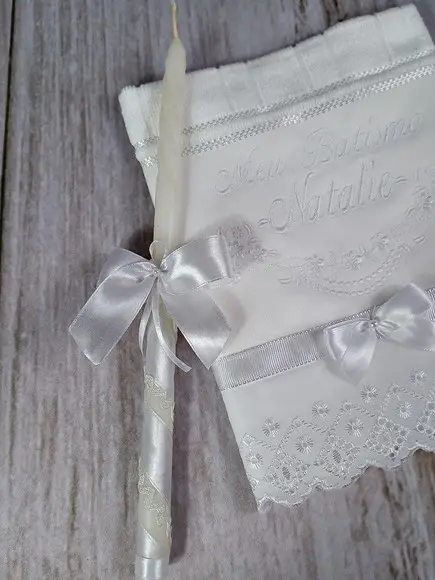 Kit Toalha Branca Batismo Personalizada e Vela Decorada
