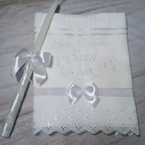 Kit Toalha de Batismo Bordado Nome Branco Menina e Vela