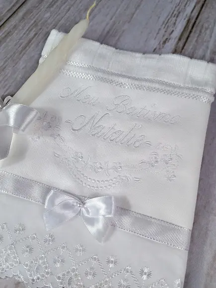 Kit Toalha Branca Batismo Personalizada e Vela Decorada