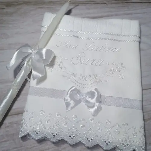 Kit Toalha de Batismo Bordado Nome Branco Menina e Vela