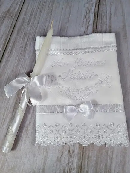 Kit Toalha Branca Batismo Personalizada e Vela Decorada