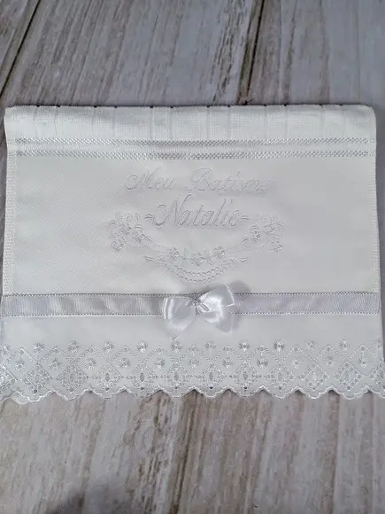 Kit Toalha Branca Batismo Personalizada e Vela Decorada