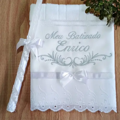 Kit Toalha de Batizado Bordada Personalizada e Vela Menino