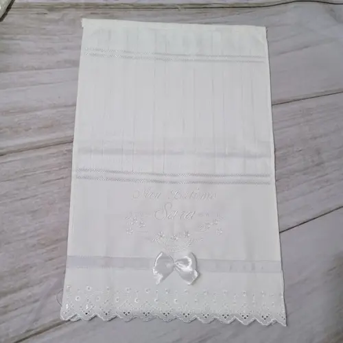 Kit Toalha de Batismo Bordado Nome Branco Menina e Vela