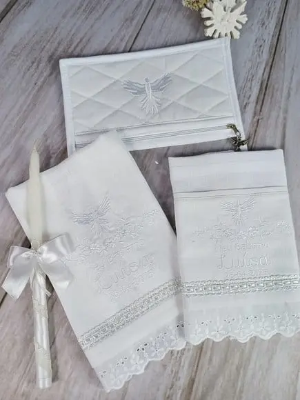 Kit Toalha de Batismo Fralda Bordada, Vela e Embalagem