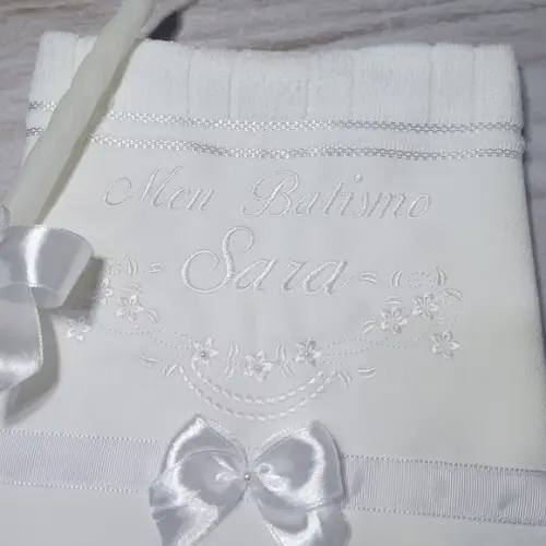 Kit Toalha de Batismo Bordado Nome Branco Menina e Vela