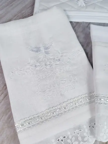 Kit Toalha de Batismo Fralda Bordada, Vela e Embalagem