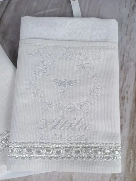 Kit Toalha de Batizado Fralda Bordada Vela e Embalagem