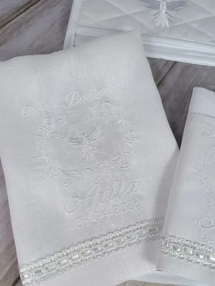 Kit Toalha de Batizado Fralda Bordada Vela e Embalagem