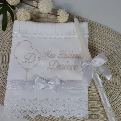 Toalha Batismo Bordada Terço Menina e Vela Decorada Presente