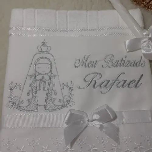 Toalha Batismo Bordada Nossa Senhora Aparecida e Vela