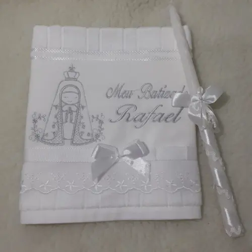 Toalha Batismo Bordada Nossa Senhora Aparecida e Vela