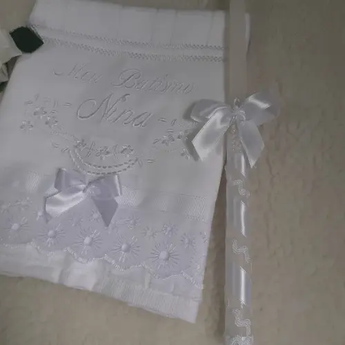 Toalha Batismo Bordado Branco Menina Nome e Vela Decorada