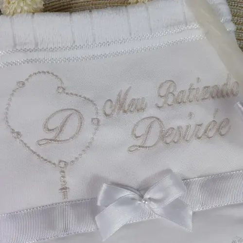 Toalha Batismo Bordada Terço Menina e Vela Decorada Presente