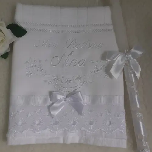 Toalha Batismo Bordado Branco Menina Nome e Vela Decorada