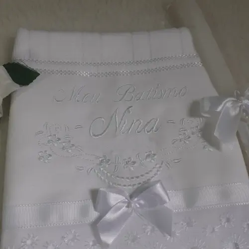 Toalha Batismo Bordado Branco Menina Nome e Vela Decorada