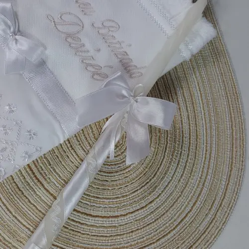 Toalha Batismo Bordada Terço Menina e Vela Decorada Presente