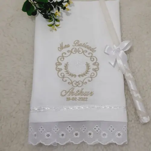 Toalha Batismo Cambraia de Linho Bordada Nome Vela Decorada