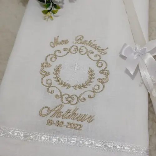 Toalha Batismo Cambraia de Linho Bordada Nome Vela Decorada