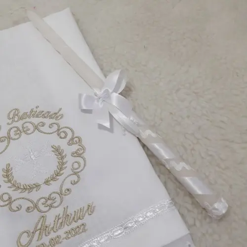 Toalha Batismo Cambraia de Linho Bordada Nome Vela Decorada