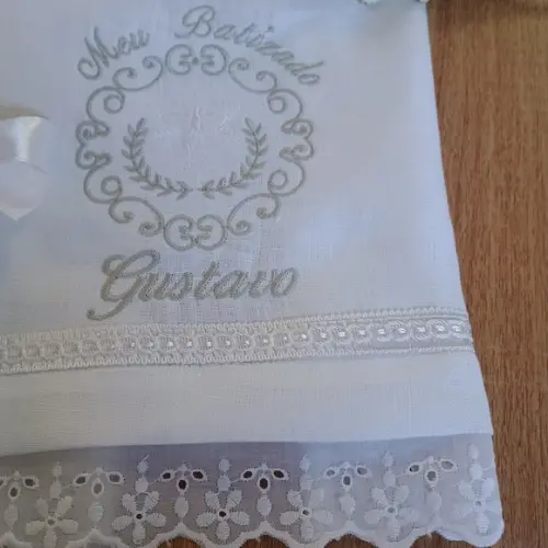 Toalha Batismo de Linho Espirito Santo Bordada Vela Menino