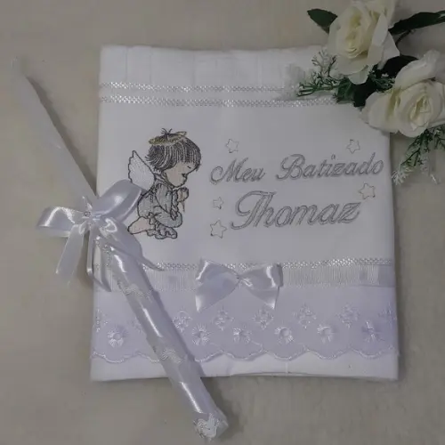 Toalha Batismo Personalizada Anjinho Cinza e Vela Decorada