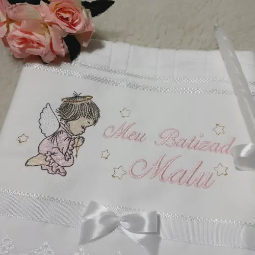 Toalha Batizado Bordada Anjinho Menina e Vela Decorada