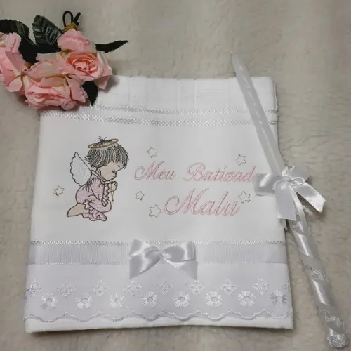 Toalha Batizado Bordada Anjinho Menina e Vela Decorada
