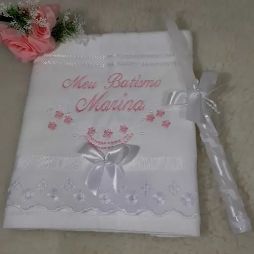 Toalha Batizado Bordado Branco e Rosa e Vela Decorada