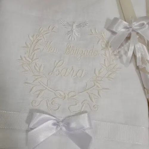 Toalha Batizado Bordada Cambraia de Linho e Vela Decorada