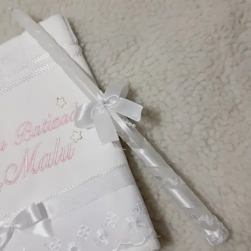 Toalha Batizado Bordada Anjinho Menina e Vela Decorada