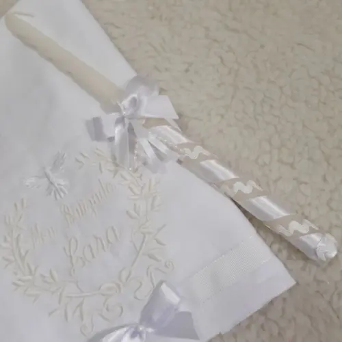Toalha Batizado Bordada Cambraia de Linho e Vela Decorada