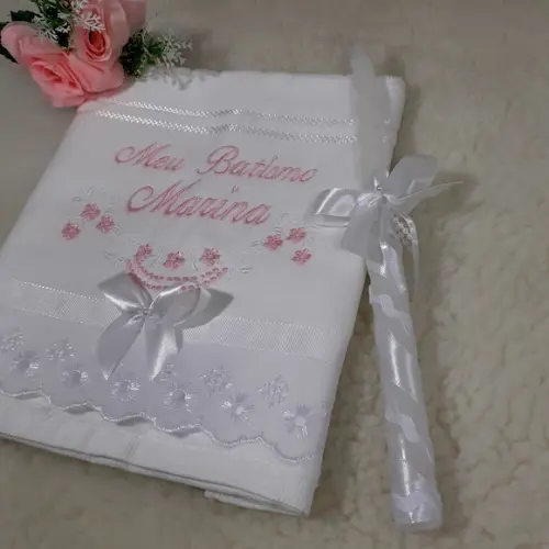 Toalha Batizado Bordado Branco e Rosa e Vela Decorada