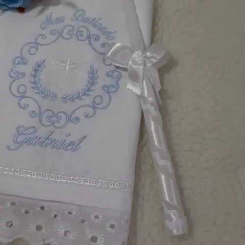 Toalha Batizado Cambraia de Linho com Nome Vela Decorada