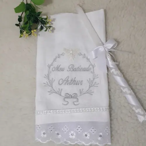 Toalha Batizado Cambraia Linho Personalizada Vela Decorada