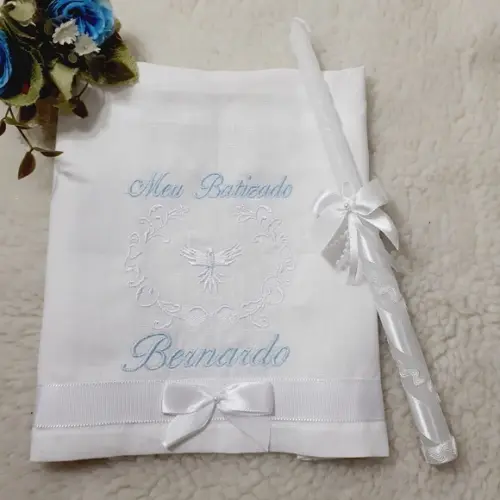 Toalha Batizado Cambraia Linho Personalizada e Vela Decorada