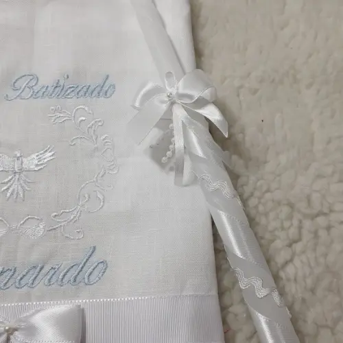 Toalha Batizado Cambraia Linho Personalizada e Vela Decorada