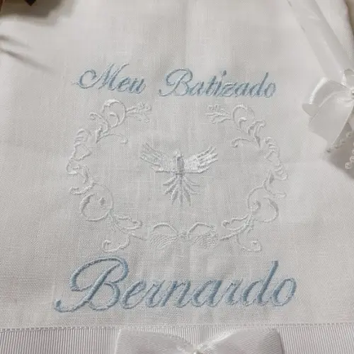 Toalha Batizado Cambraia Linho Personalizada e Vela Decorada