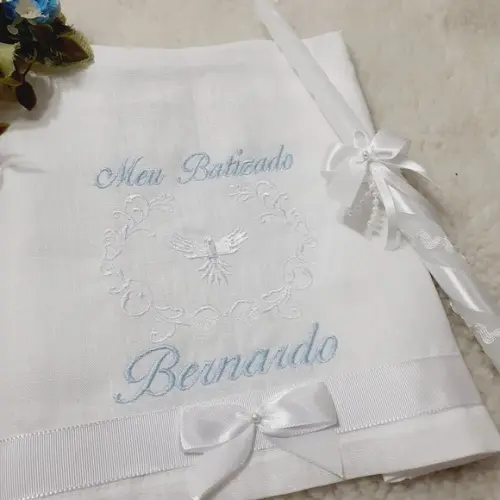 Toalha Batizado Cambraia Linho Personalizada e Vela Decorada