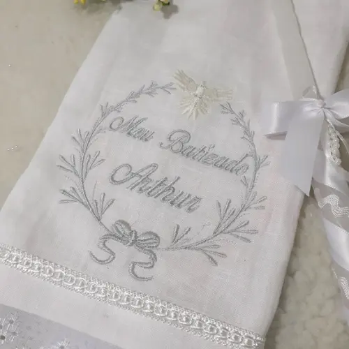 Toalha Batizado Cambraia Linho Personalizada Vela Decorada