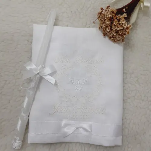 Toalha Batizado de Linho Bordado Branco e Vela Decorada