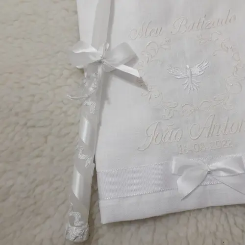 Toalha Batizado de Linho Bordado Branco e Vela Decorada