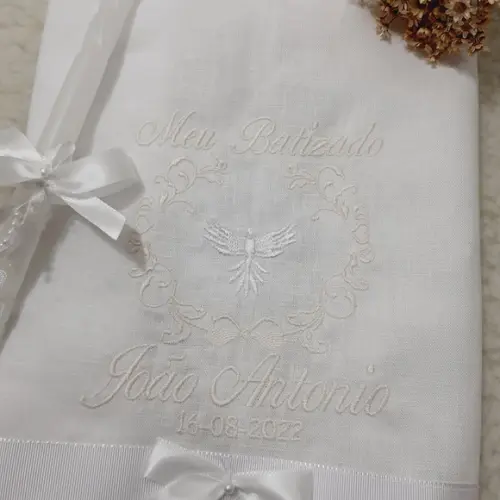 Toalha Batizado de Linho Bordado Branco e Vela Decorada