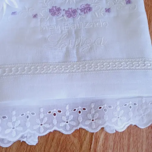Toalha Batizado Linho Bordada Flor Lilás e Vela Decorada