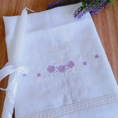 Toalha Batizado Linho Bordada Flor Lilás e Vela Decorada