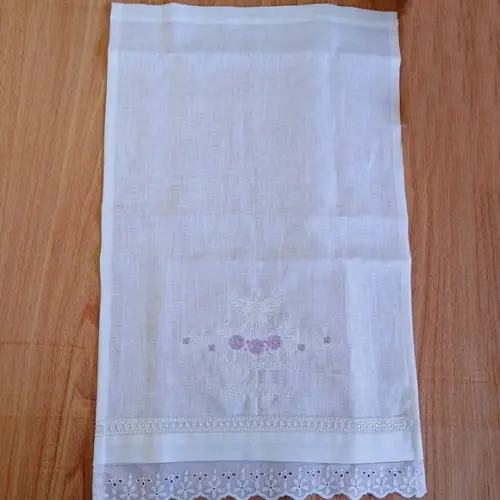 Toalha Batizado Linho Bordada Flor Lilás e Vela Decorada