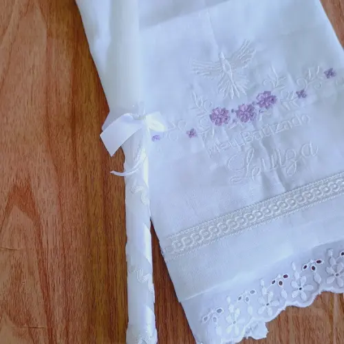 Toalha Batizado Linho Bordada Flor Lilás e Vela Decorada