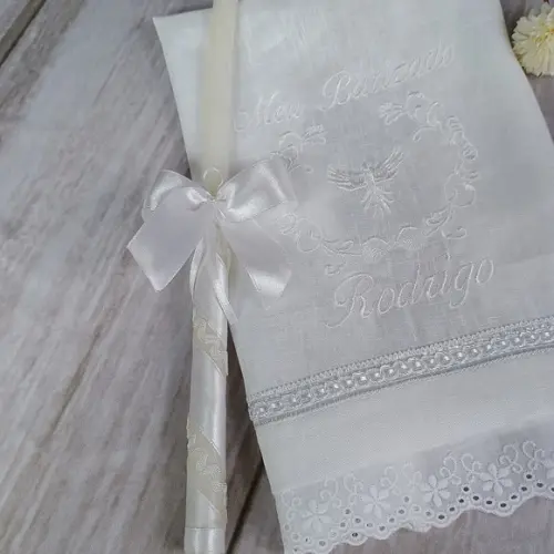 Toalha Batizado Linho Bordado Branco Personalizada e Vela