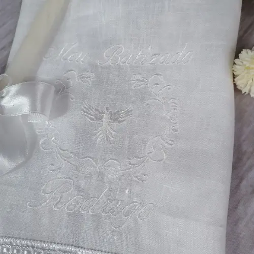 Toalha Batizado Linho Bordado Branco Personalizada e Vela