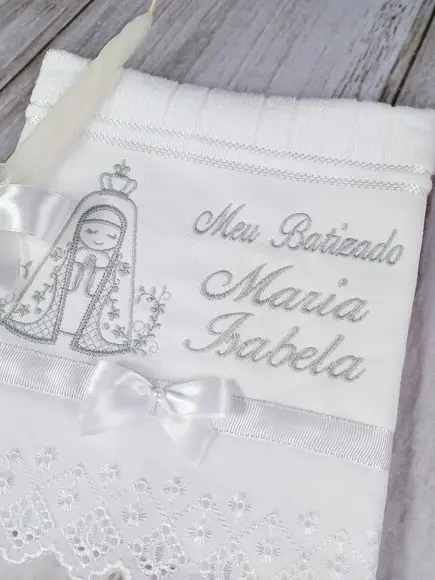 Toalha Batizado Nossa Senhora Aparecida Menina Cinza e Vela